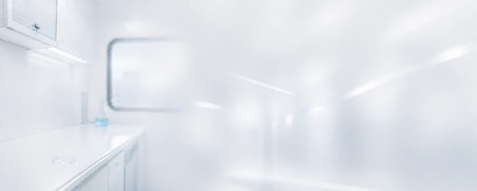 Heller Laborraum im Hintergrund des Anfrageformulars