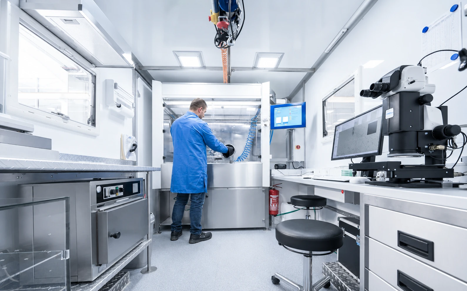 Innenraum des Labormobils mit Sauberraum und Spülkabinett