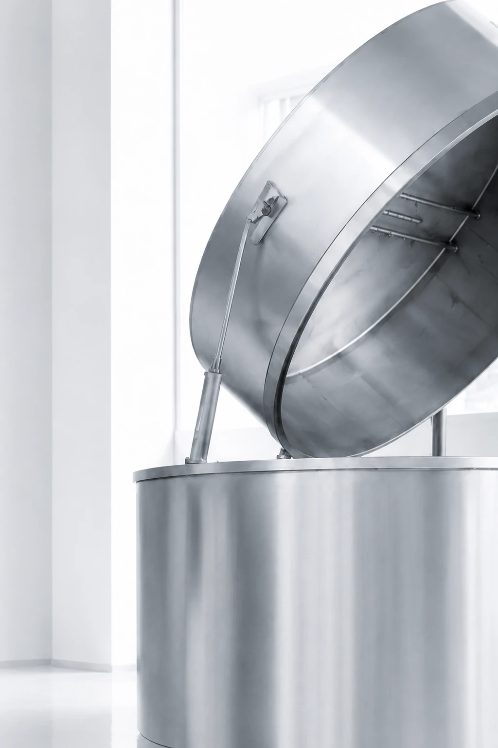 Geöffnete industrielle Edelstahl-Reinigungsanlage für die Lohnreinigung bei realclean