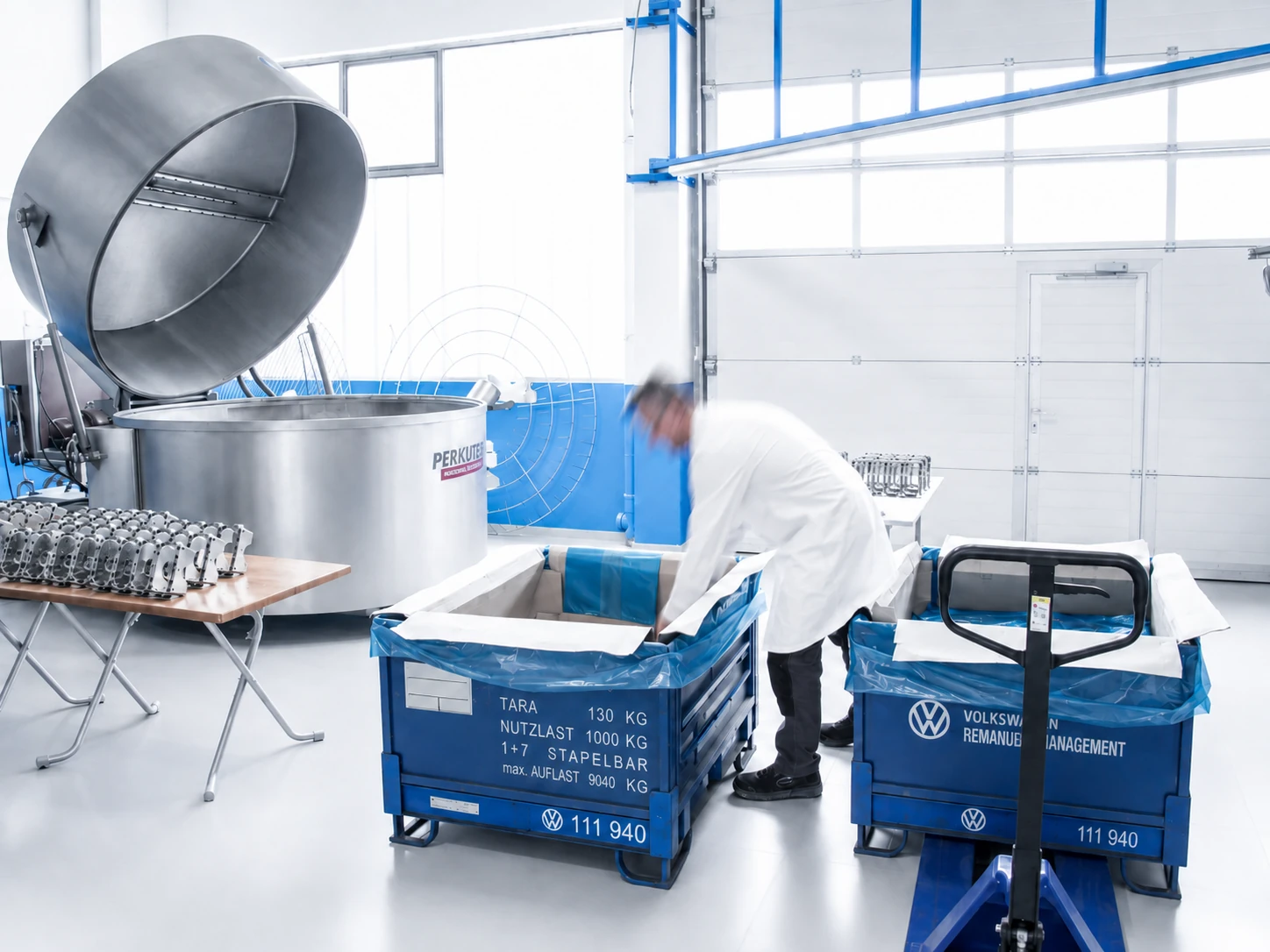Industrielle Lohnreinigung mit Reinigungsanlage und Bauteilbehältern