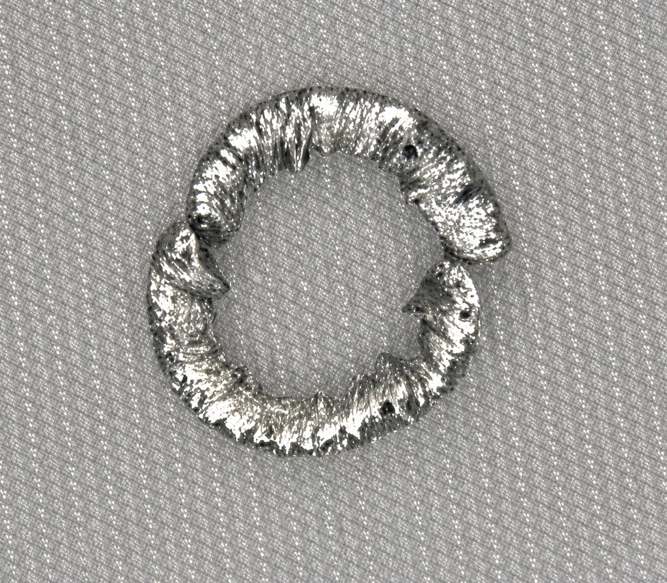 Ringförmiger Metallpartikel