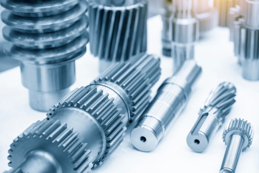 Verschiedene Teile eines Getriebes auf einem weißen Untergrund.